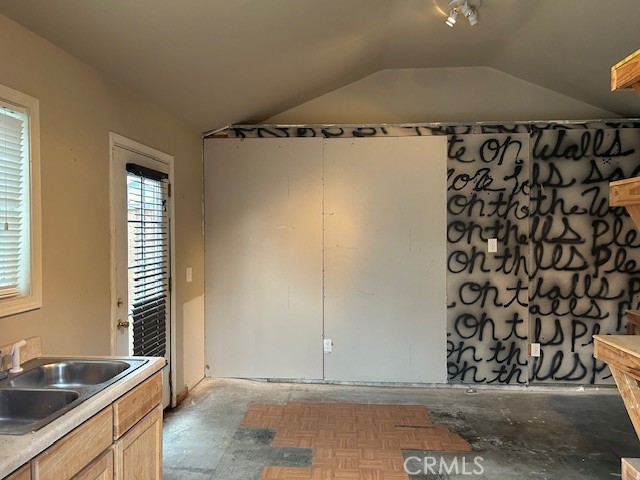 Spacious space in the garage and think of the possibilities