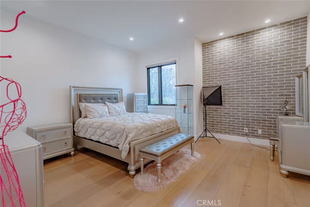 https://media.crmls.org/medias/8c6f404f-f029-4be9-a009-a8ab2b2b4dd7.jpg?preset=X-Large