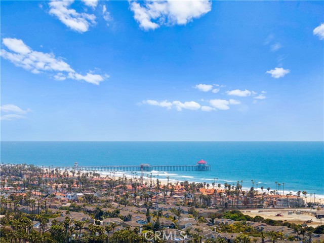 19365 Woodlands Drive, Huntington Beach CA: https://media.crmls.org/medias/8c707ea2-a8c8-49e3-accb-220e8160a333.jpg
