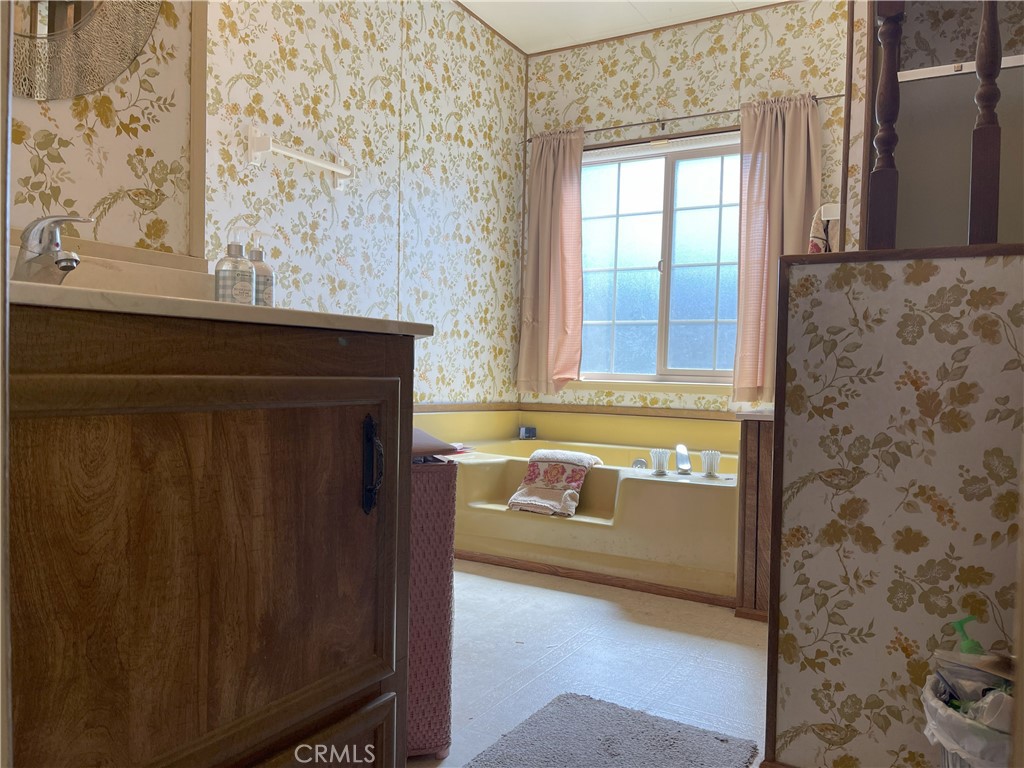 https://media.crmls.org/medias/8c73c21e-8643-4750-8cfb-51563bde50d9.jpg?preset=X-Large