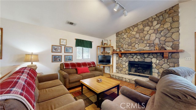 Detail Gallery Image 16 of 69 For 590 Arrowhead Villa Rd, Lake Arrowhead,  CA 92352 - 3 Beds | 2/1 Baths