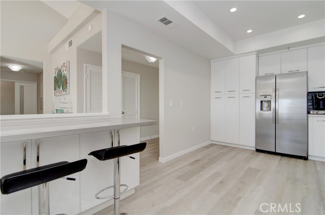 Detail Gallery Image 8 of 21 For 200 Paris Ln #311,  Newport Beach,  CA 92663 - 2 Beds | 2 Baths