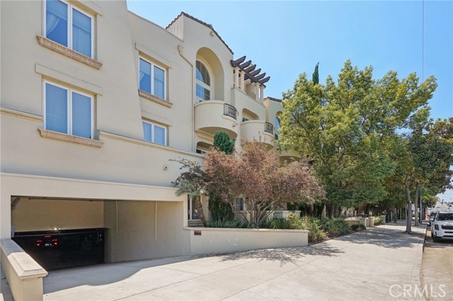 15206 Burbank Boulevard, Sherman Oaks CA: https://media.crmls.org/medias/8c7ca4e0-46f5-4ee8-9e73-6b03939baf2a.jpg