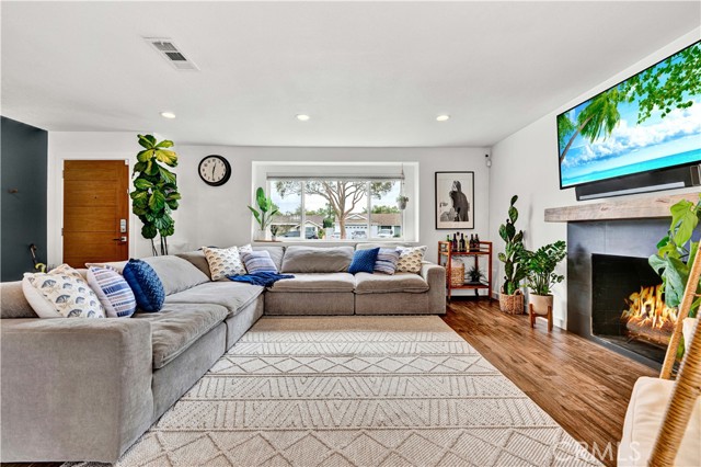 2218 S Linda Way, Santa Ana CA: https://media.crmls.org/medias/8c7e1e7f-e3d9-4bb5-97f2-0736f9120329.jpg