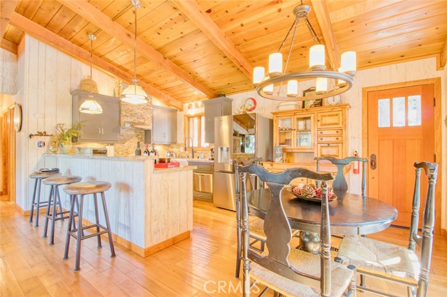 5475 Acorn Trail, Wrightwood CA: https://media.crmls.org/medias/8c7fbcb3-400a-48dc-9c39-c3c0f49728f5.jpg