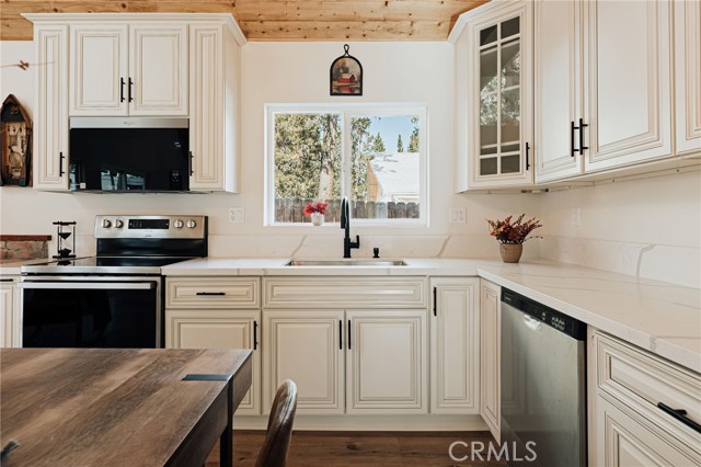 Detail Gallery Image 13 of 45 For 630 Victoria Ln, –,  CA 92386 - 3 Beds | 2 Baths