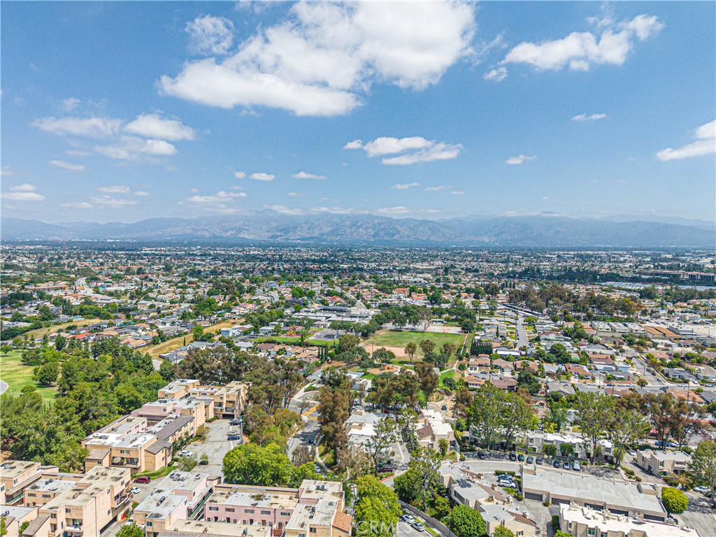 https://media.crmls.org/medias/8c821c04-d368-4a25-a4a4-ec6207491528.jpg?preset=X-Large