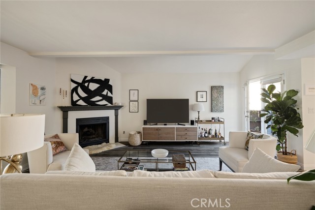 Detail Gallery Image 4 of 36 For 240 S Broadway #2,  Redondo Beach,  CA 90277 - 3 Beds | 2/1 Baths