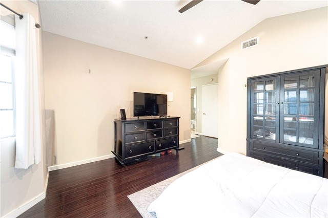 13584 Sutter Court, Fontana CA: https://media.crmls.org/medias/8c836c00-08a4-491b-b72f-d9aec70100ec.jpg