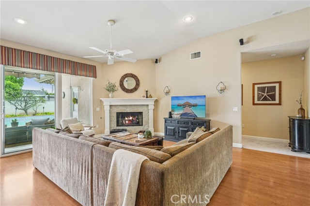 11272 Weatherby Road, Los Alamitos CA: https://media.crmls.org/medias/8c83f02b-2494-4f62-8ed4-9f611e058f98.jpg