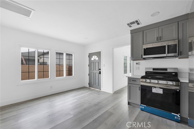 10527 Burin Ave, Inglewood CA: https://media.crmls.org/medias/8c861233-e502-4d67-94f5-9c3abfa395db.jpg