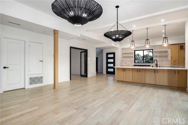 Detail Gallery Image 8 of 59 For 5633 E Deborah St, Long Beach,  CA 90815 - 5 Beds | 4 Baths