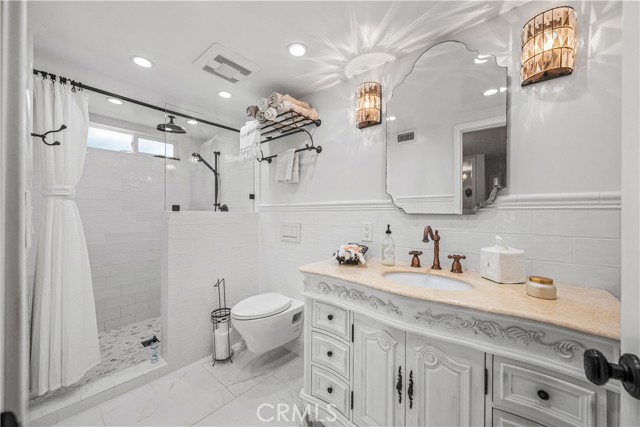 2nd primary suite en-suite bathroom