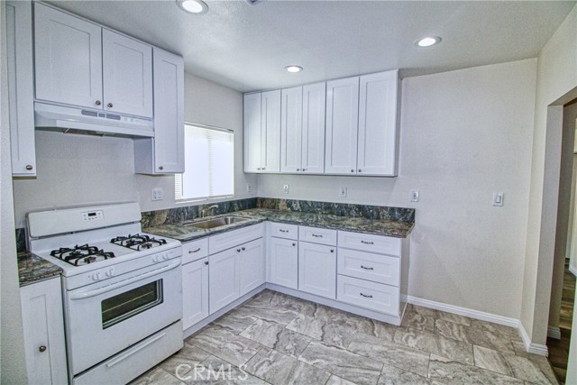 Detail Gallery Image 4 of 20 For 128 N Sheridan St, Corona,  CA 92882 - 3 Beds | 3 Baths