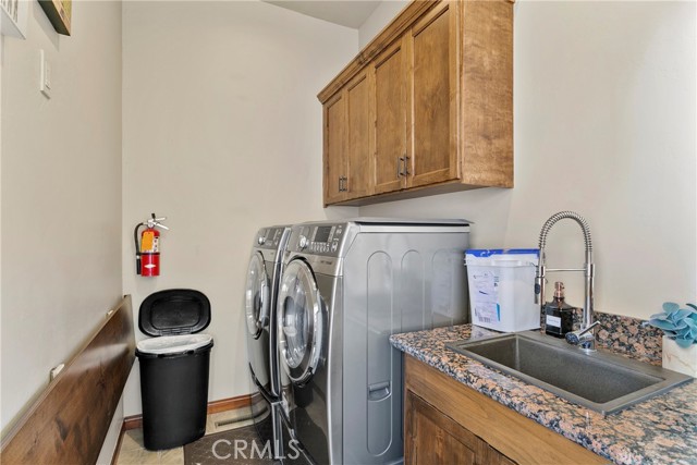 858 Fox Tower Way, Big Bear Lake CA: https://media.crmls.org/medias/8c8aa481-05be-444a-9a94-a49e932a34b9.jpg
