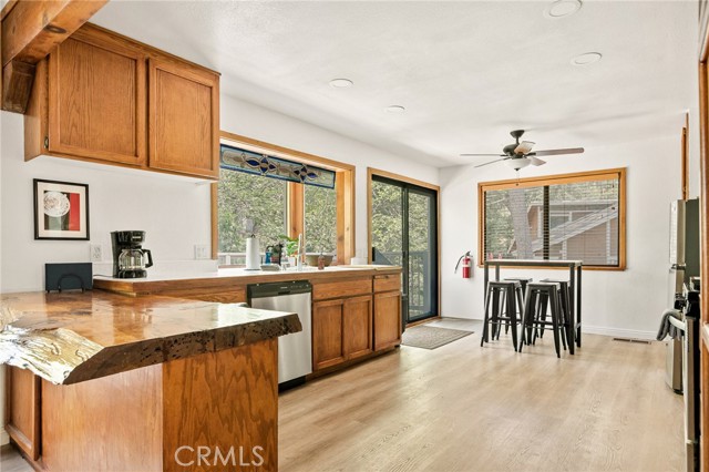 Detail Gallery Image 6 of 31 For 1080 Chateau Dr, Crestline,  CA 92325 - 3 Beds | 2/1 Baths
