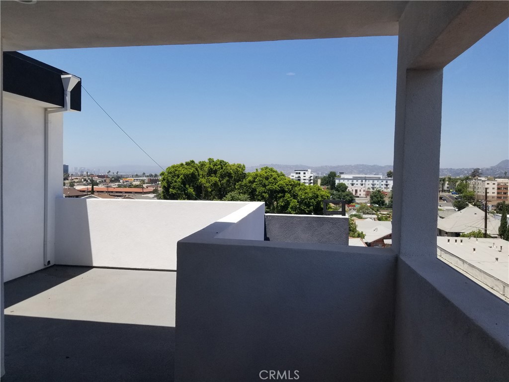 https://media.crmls.org/medias/8c8eb561-fb8b-4b44-9eea-ca61db5805e9.jpg?preset=X-Large