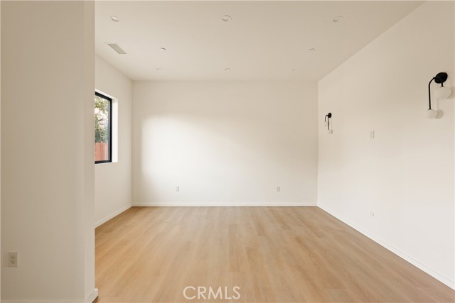 Detail Gallery Image 13 of 28 For 17852 Saticoy St, Reseda,  CA 91335 - 4 Beds | 3/1 Baths