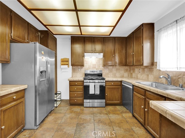 Detail Gallery Image 8 of 31 For 18425 Saticoy St #1,  Reseda,  CA 91335 - 3 Beds | 2/1 Baths