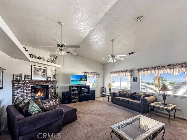 9928 Desmond Drive, Oak Hills CA: https://media.crmls.org/medias/8c9518b2-3b78-4858-8154-cfcaaf486058.jpg