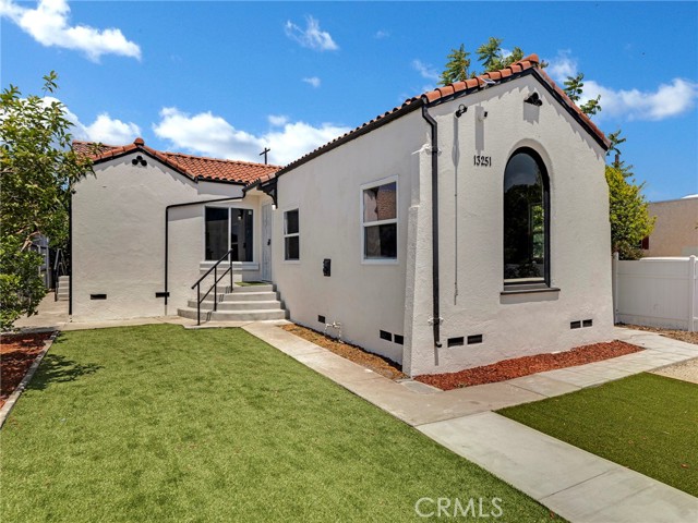 13251 Pinney Street, Pacoima CA: https://media.crmls.org/medias/8c954c1c-d473-493d-97b7-813ba0baee3f.jpg