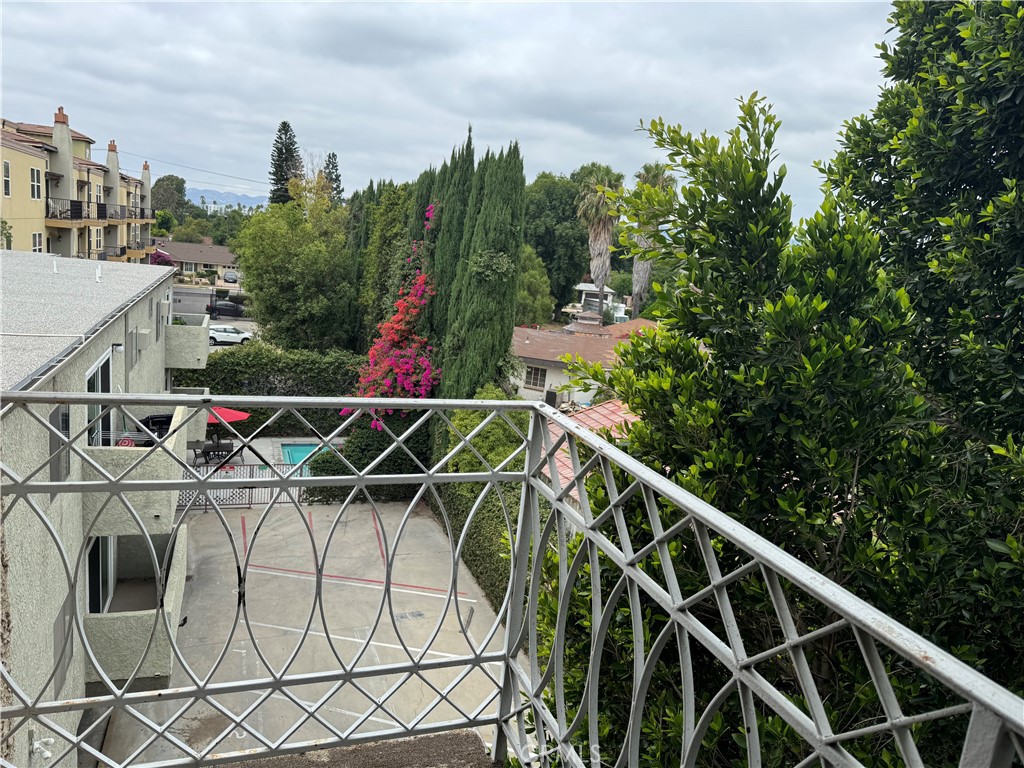 https://media.crmls.org/medias/8c963902-3683-4e33-9de8-0aef1e353878.jpg?preset=X-Large