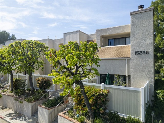 Detail Gallery Image 39 of 43 For 15235 Magnolia Bld #E,  Sherman Oaks,  CA 91403 - 3 Beds | 3 Baths