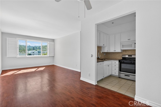Detail Gallery Image 14 of 36 For 4441 Woodman Ave #304,  Sherman Oaks,  CA 91423 - 1 Beds | 1 Baths