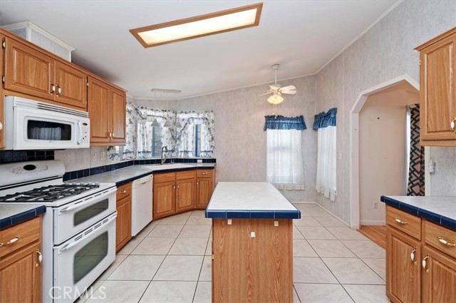 13393 Mariposa Road, Victorville CA: https://media.crmls.org/medias/8c99a329-8b60-4aa7-97e4-52cbe168b718.jpg
