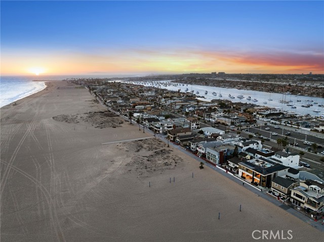 706 W Oceanfront, Newport Beach CA: https://media.crmls.org/medias/8c9c43f0-a017-4a21-8cf9-d3b20b7fb94c.jpg