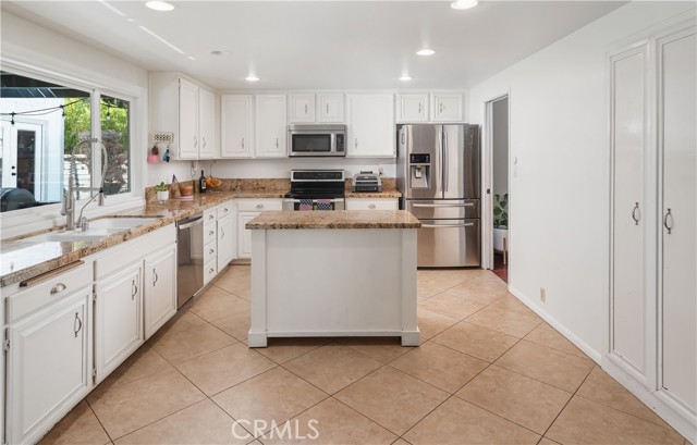 Detail Gallery Image 2 of 40 For 25451 via Macarena, Valencia,  CA 91355 - 5 Beds | 3 Baths