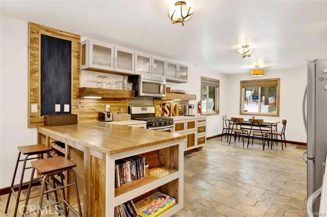 40221 Esterly Lane, Big Bear Lake CA: https://media.crmls.org/medias/8c9d6159-6c5a-4903-a6c8-c6831aa249ad.jpg
