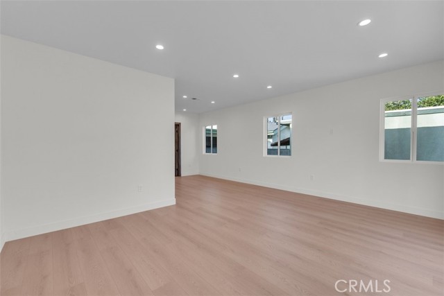 11240 Lull Street, Sun Valley CA: https://media.crmls.org/medias/8c9e2962-2c80-417b-8e4d-cf280caf1343.jpg