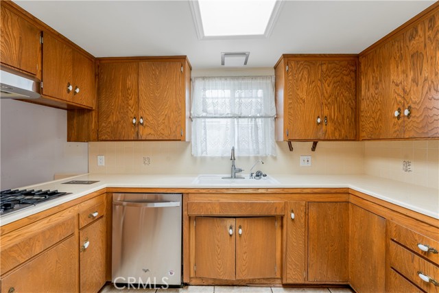 1300 Oak Avenue, Carlsbad CA: https://media.crmls.org/medias/8ca0afe5-d10f-43e1-9874-8cf6f65272ea.jpg