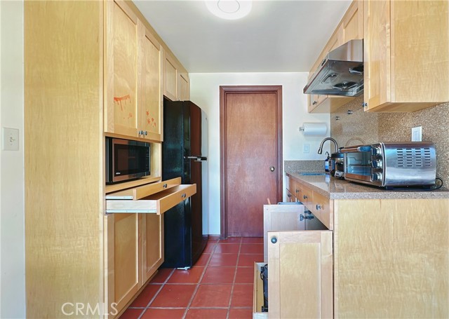 2051 Fair Oaks Avenue, South Pasadena CA: https://media.crmls.org/medias/8ca29368-2777-475c-9c25-ff2241cec0d5.jpg
