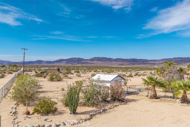 380 Mack Lane, 29 Palms CA: https://media.crmls.org/medias/8ca50c95-2f85-43c8-98a6-7b8ab21c4c98.jpg