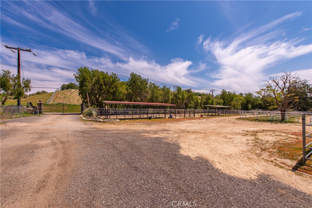 https://media.crmls.org/medias/8ca786a0-caab-4b9b-b58b-f0942df1440f.jpg?preset=X-Large