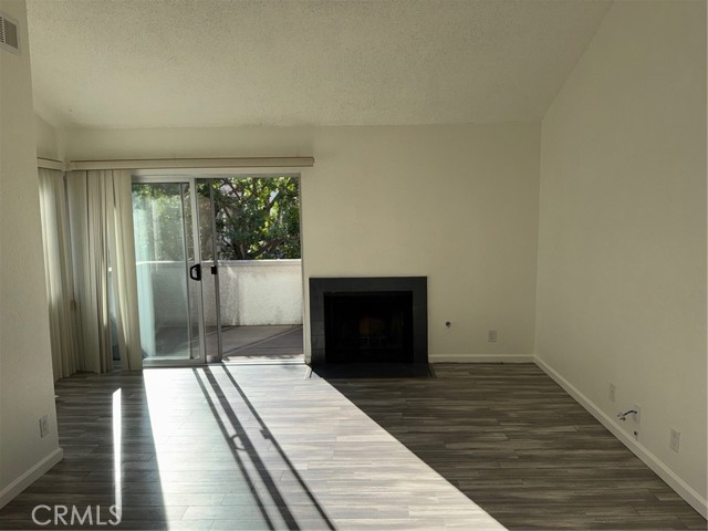 Detail Gallery Image 2 of 19 For 20155 Keswick St #207,  Winnetka,  CA 91306 - 2 Beds | 2 Baths