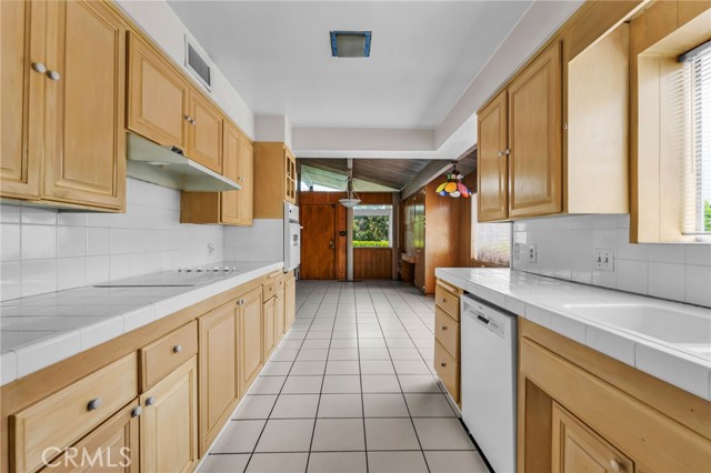5723 West 74th Street, Los Angeles CA: https://media.crmls.org/medias/8cad2765-a81b-4262-a13a-8040ef3c341a.jpg