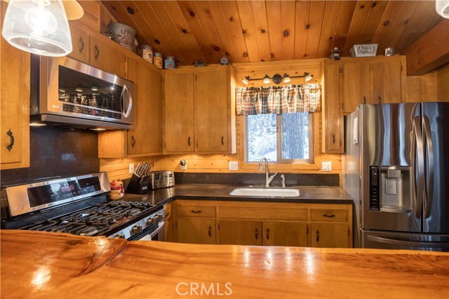 Detail Gallery Image 12 of 30 For 740 Cove Dr, Big Bear Lake,  CA 92315 - 3 Beds | 1/1 Baths