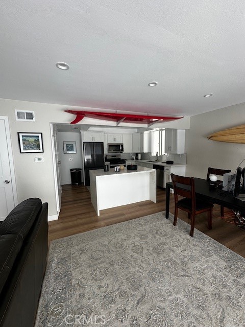 4704 Seashore Drive, Newport Beach CA: https://media.crmls.org/medias/8cb56735-bf18-4c46-848e-19717e2c75c1.jpg