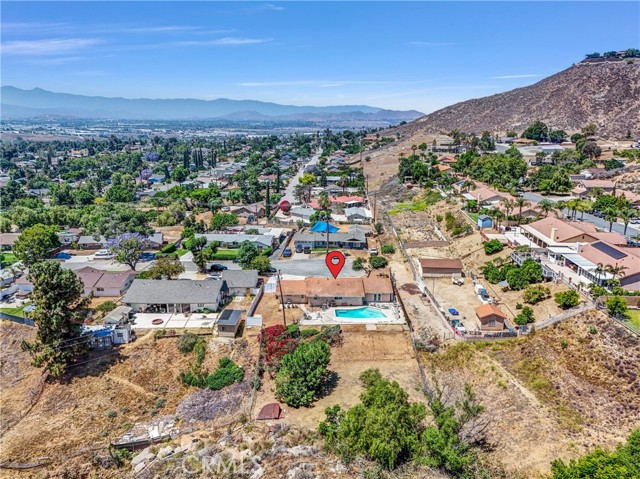 5622 Sharon Way, Jurupa Valley CA: https://media.crmls.org/medias/8cb6a1e9-ab96-4f6b-aa9b-60b12973578a.jpg