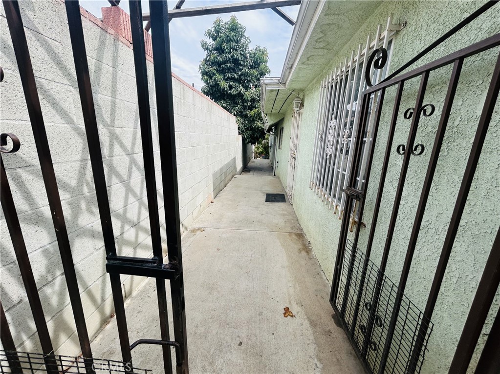 https://media.crmls.org/medias/8cbdeafc-0841-4888-b8b3-e74c2dde1e00.jpg?preset=X-Large