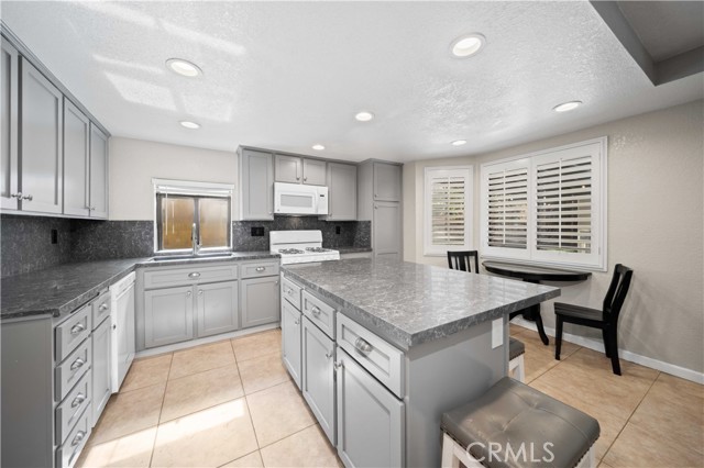 Detail Gallery Image 6 of 27 For 43007 Pearlwood Dr, Lancaster,  CA 93536 - 4 Beds | 4 Baths
