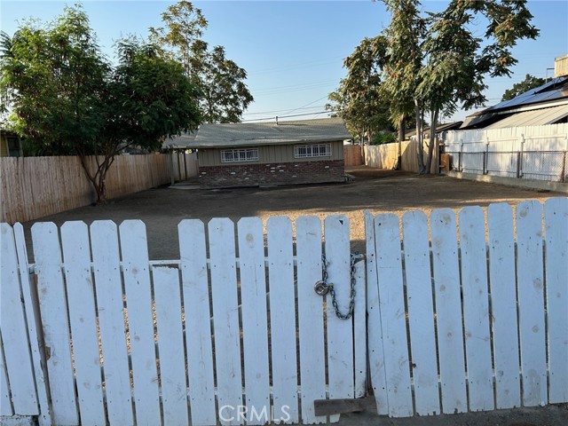 Detail Gallery Image 2 of 12 For 111 Warren, Bakersfield,  CA 93308 - 2 Beds | 1 Baths