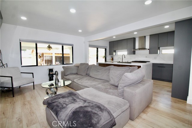 6949 Wilbur Avenue, Reseda CA: https://media.crmls.org/medias/8cc2f389-63df-4395-866a-feff6c4061bd.jpg
