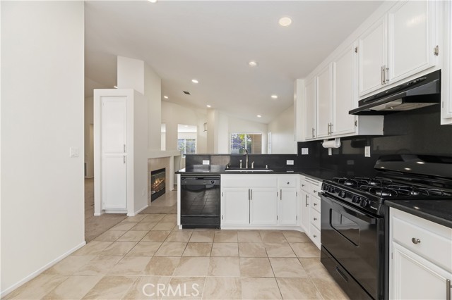 2440 Marigold Way, Corona CA: https://media.crmls.org/medias/8cc37bbe-1d84-4b55-9a1d-cf712778919d.jpg