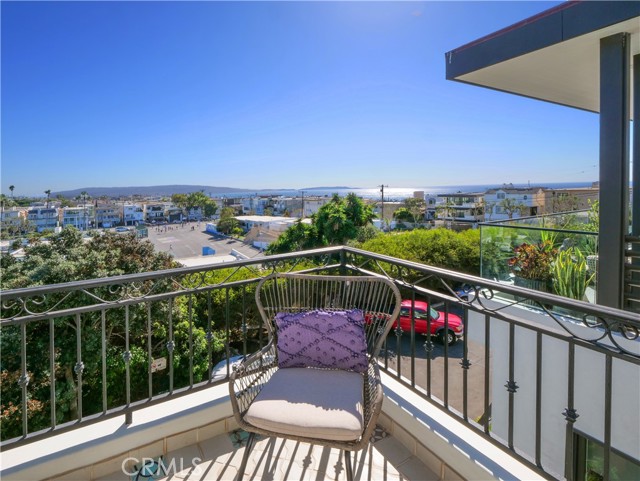 445 26th Street, Manhattan Beach CA: https://media.crmls.org/medias/8cc3bc00-e622-480d-82e6-ecff0c4d4a54.jpg