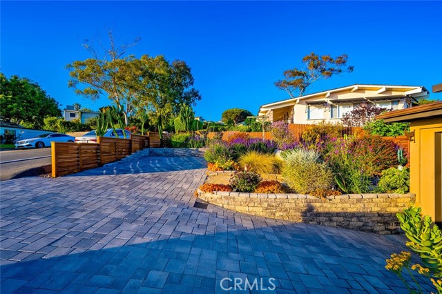1687 Temple Hills Drive, Laguna Beach CA: https://media.crmls.org/medias/8cc4a125-c86a-4a39-8612-b3c8d3f90634.jpg