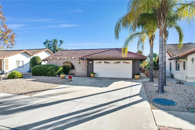 Detail Gallery Image 2 of 28 For 2085 Flame Tree Way, Hemet,  CA 92545 - 2 Beds | 2 Baths